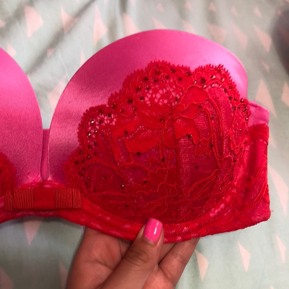 Victoria’s Secret strapless push up bra. Size: 32C